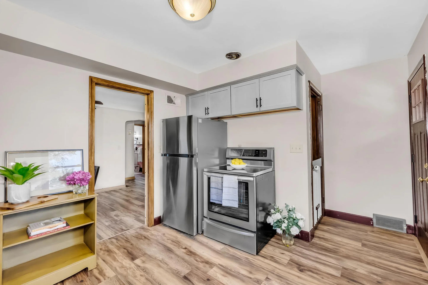 1014 Roma Avenue, Roseville, MN 55113