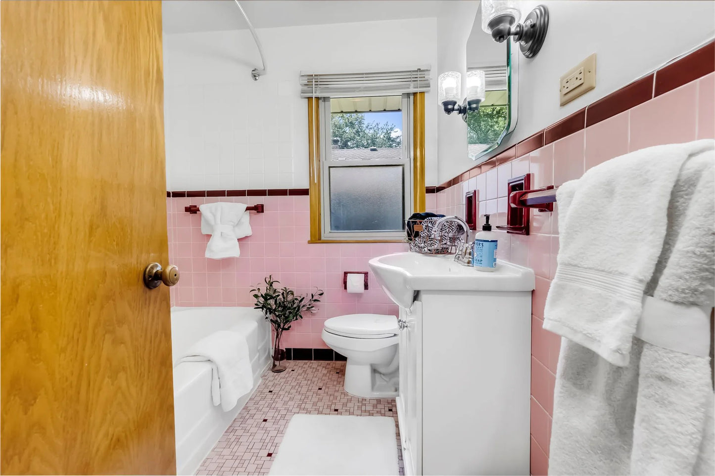 1014 Roma Avenue, Roseville, MN 55113