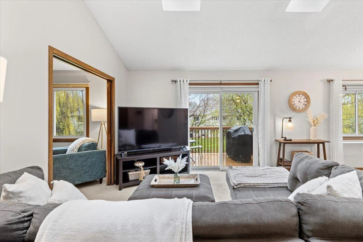 1004 Heritage Court, Vadnais Heights, MN 55127
