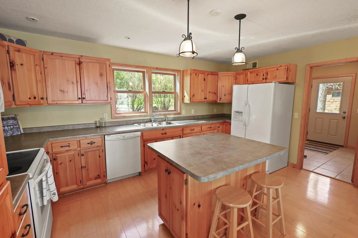 10209 & 10215 Amery Avenue, Silver Creek Twp, MN 55362