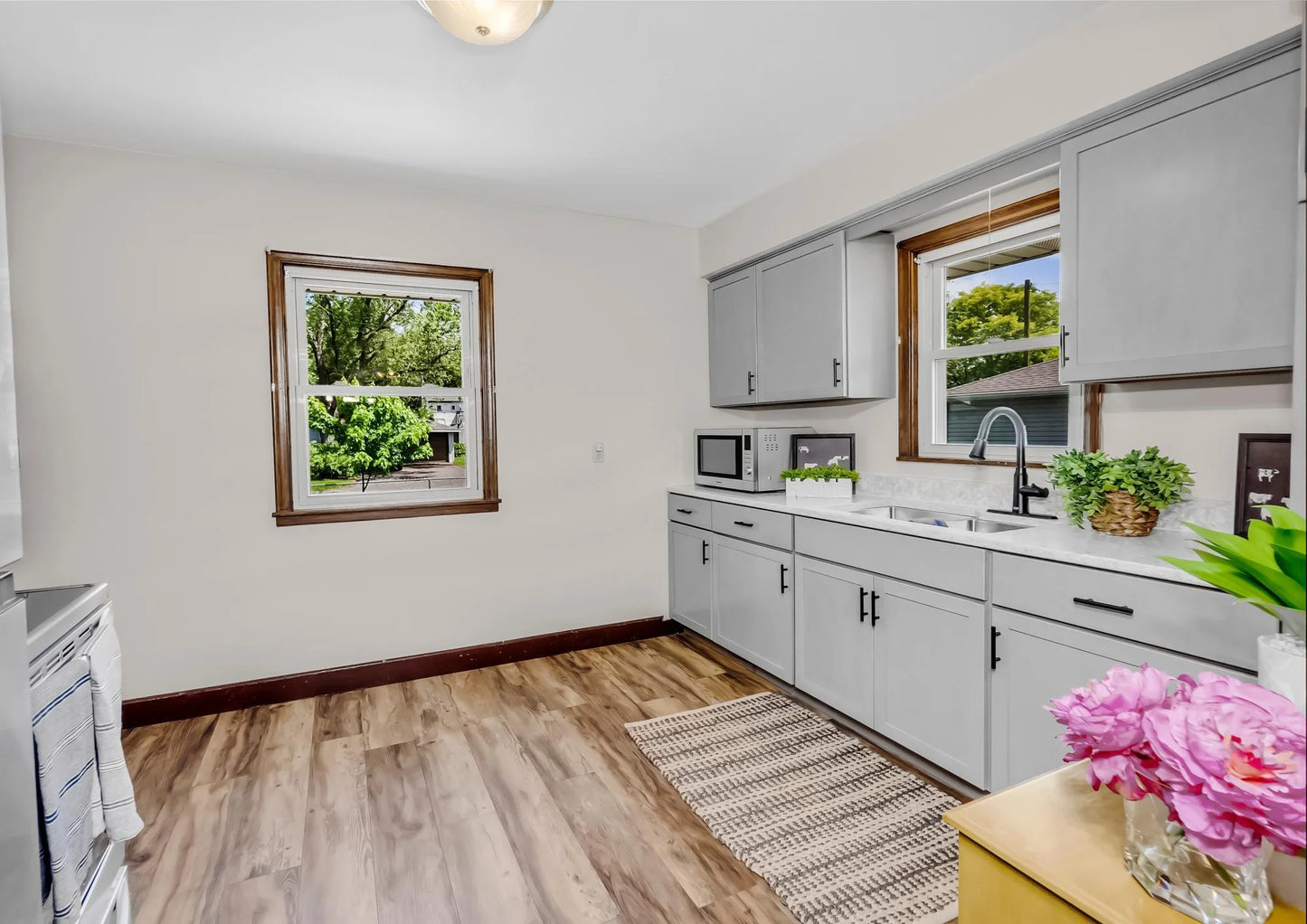 1014 Roma Avenue, Roseville, MN 55113