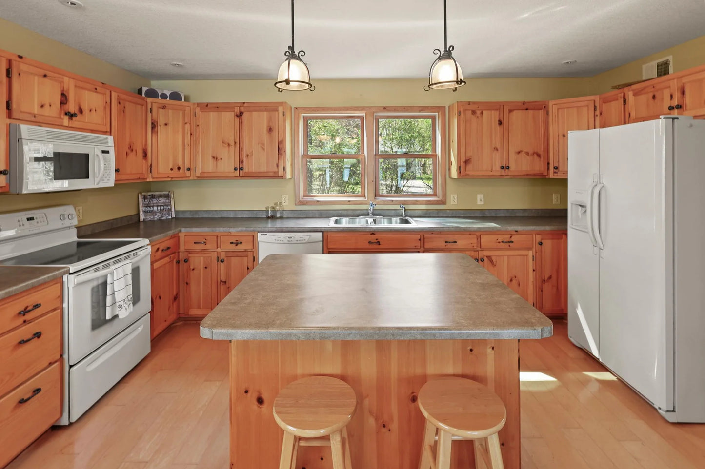 10209 & 10215 Amery Avenue, Silver Creek Twp, MN 55362