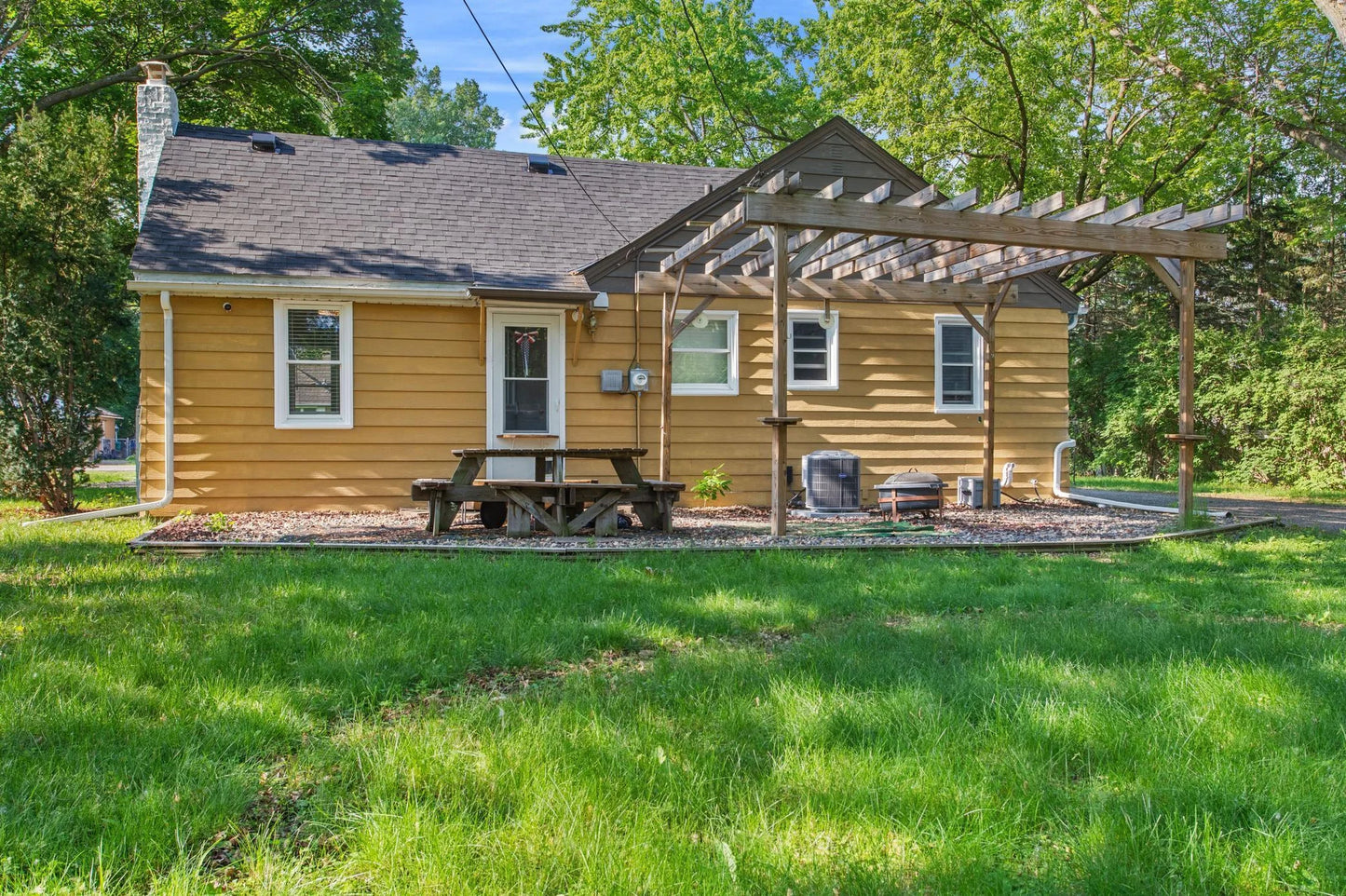 1015 County Road B2 , Roseville, MN 55113